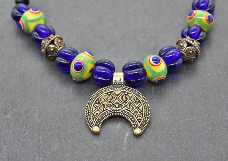 Lunula Halskette NOVA – Römisches Bronze Mondamulet mit handgefertigten Lampwork Glasperlen in Blau und Grün-Gelb