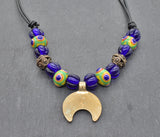 Rückseite der Lunula Halskette NOVA – Römisches Bronze Mondamulet mit handgefertigten Lampwork Glasperlen in Blau und Grün-Gelb