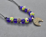 Lunula Halskette NOVA – Römisches Bronze Mondamulet mit handgefertigten Lampwork Glasperlen in Blau und Grün-Gelb