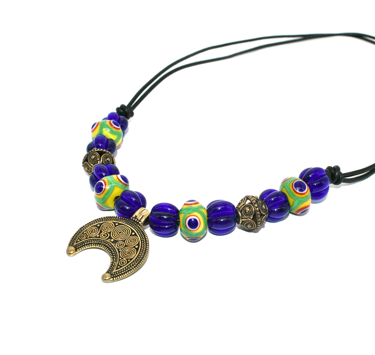 Lunula-Halskette „NOVA“ mit handgefertigten Glasperlen

Kräftiges Blau trifft bei meiner Halskette NOVA auf leuchtende Grün- und Gelbtöne und warme Bronze.

Im Mittelpunkt hängt eine verzierte Lunula aus Bronze. 