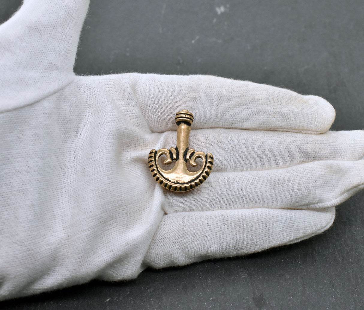 Römische Pelta-Fibel aus Bronze – Replik einer spätantiken Gewandfibel