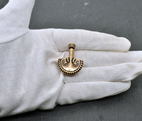 Römische Pelta-Fibel aus Bronze – Replik einer spätantiken Gewandfibel