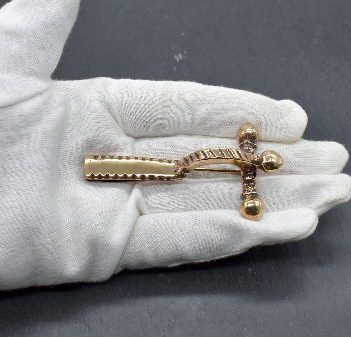 Antike römische Zwiebelfibel aus Bronze auf der Hand