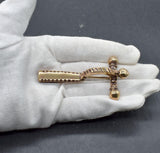 Antike römische Zwiebelfibel aus Bronze auf der Hand