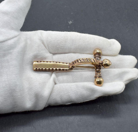 Antike römische Zwiebelfibel aus Bronze auf der Hand