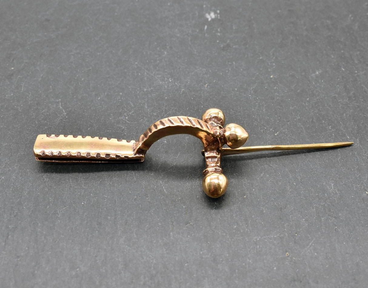 Antike römische Zwiebelfibel aus Bronze geöffnet