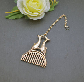 Römischer Bartkamm mit Delphinen aus Bronze an einer Kette