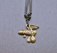 Geflügeltes Phallus-Amulett als humorvolle "Pimmelkette" aus ZAMAK in Messing- und Silberfarben