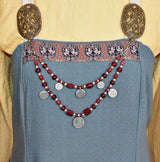 Tragebild am Wikingerkleid der Wikinger Fibelkette mit Triskelen und Münzanhängern mit roten Glasperlen und silbernen Akzenten