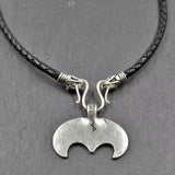 Rückseite der Lunula Lederkette in schwarz und silber