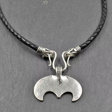 Rückseite der Lunula Lederkette in schwarz und silber