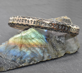 Wikinger Armreif mit Futhark Runen Alphabet aus Bronze