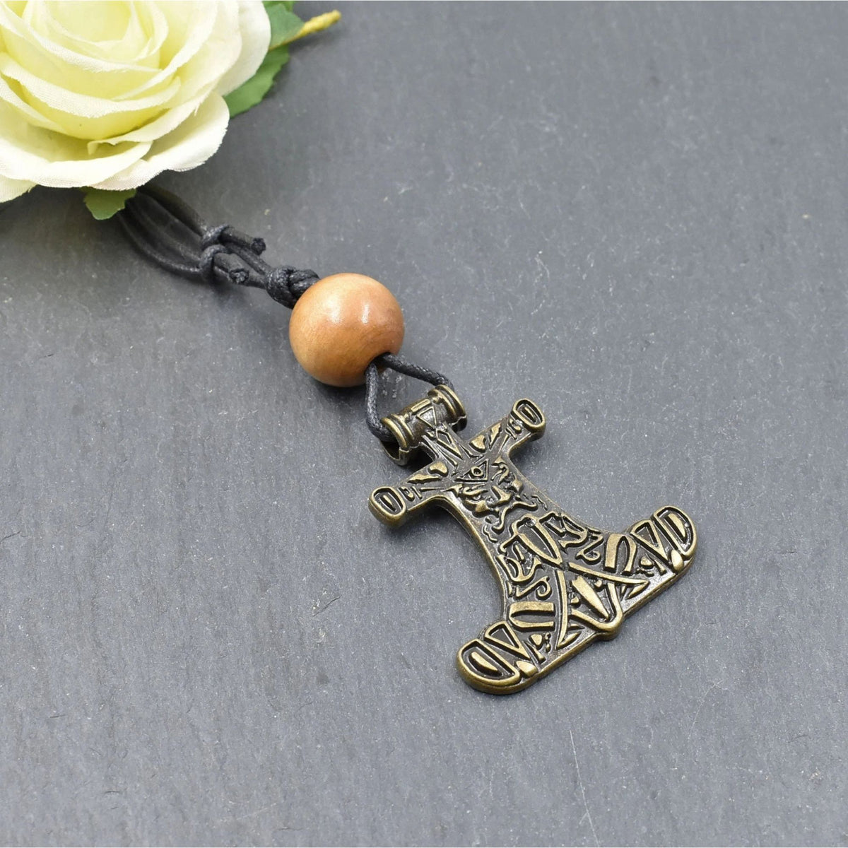 Thorshammer-Kette mit Holzperle

Ein großer Mjölnir-Anhänger, eine naturfarbene Holzperle und ein schlichtes schwarzes Baumwollband bilden diese von mir zusammengestellte Thorshammer-Kette.