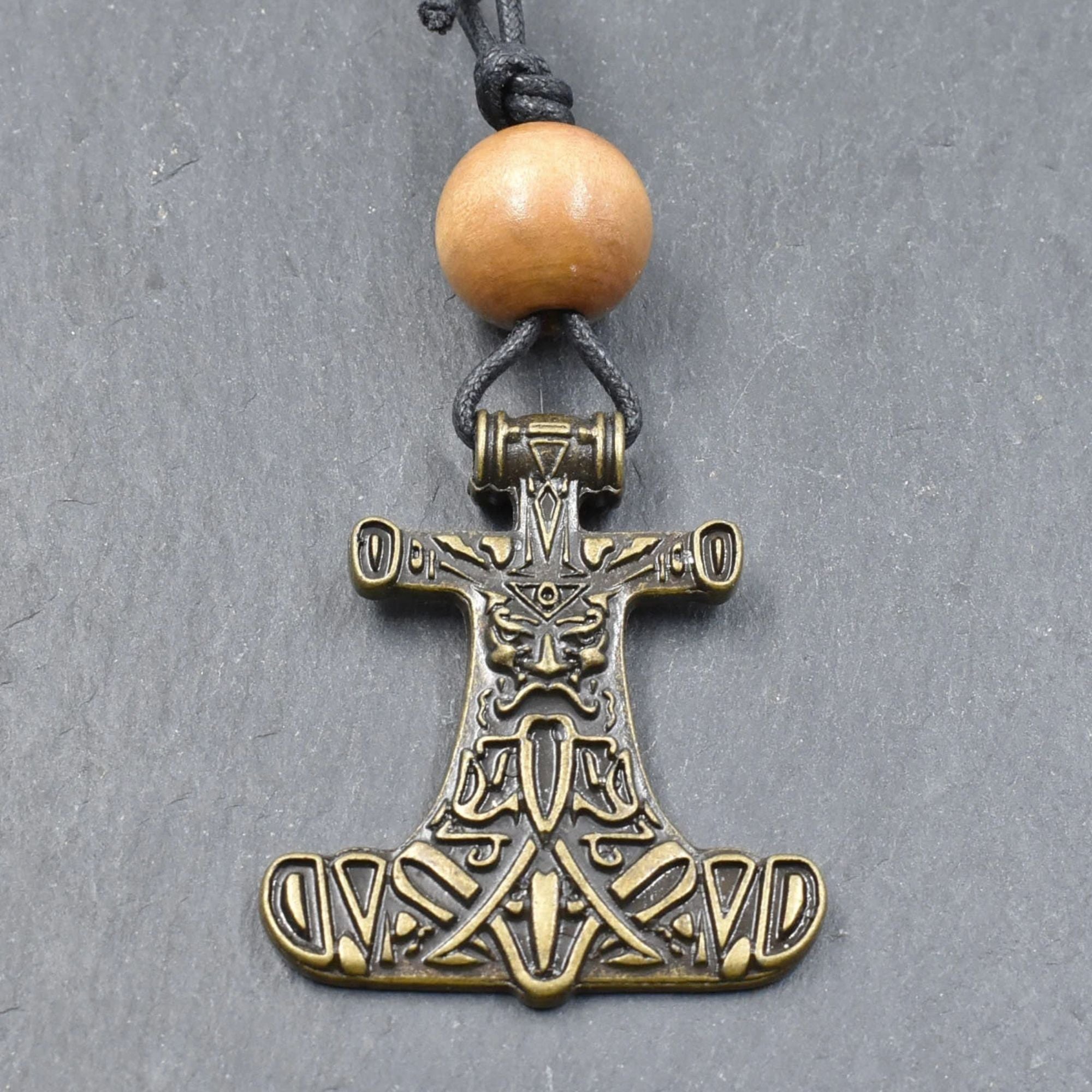 Thorshammer-Kette mit Holzperle

Ein großer bronzefarbener Mjölnir-Anhänger, eine naturfarbene Holzperle und ein schlichtes schwarzes Baumwollband bilden diese von mir zusammengestellte Thorshammer-Kette.