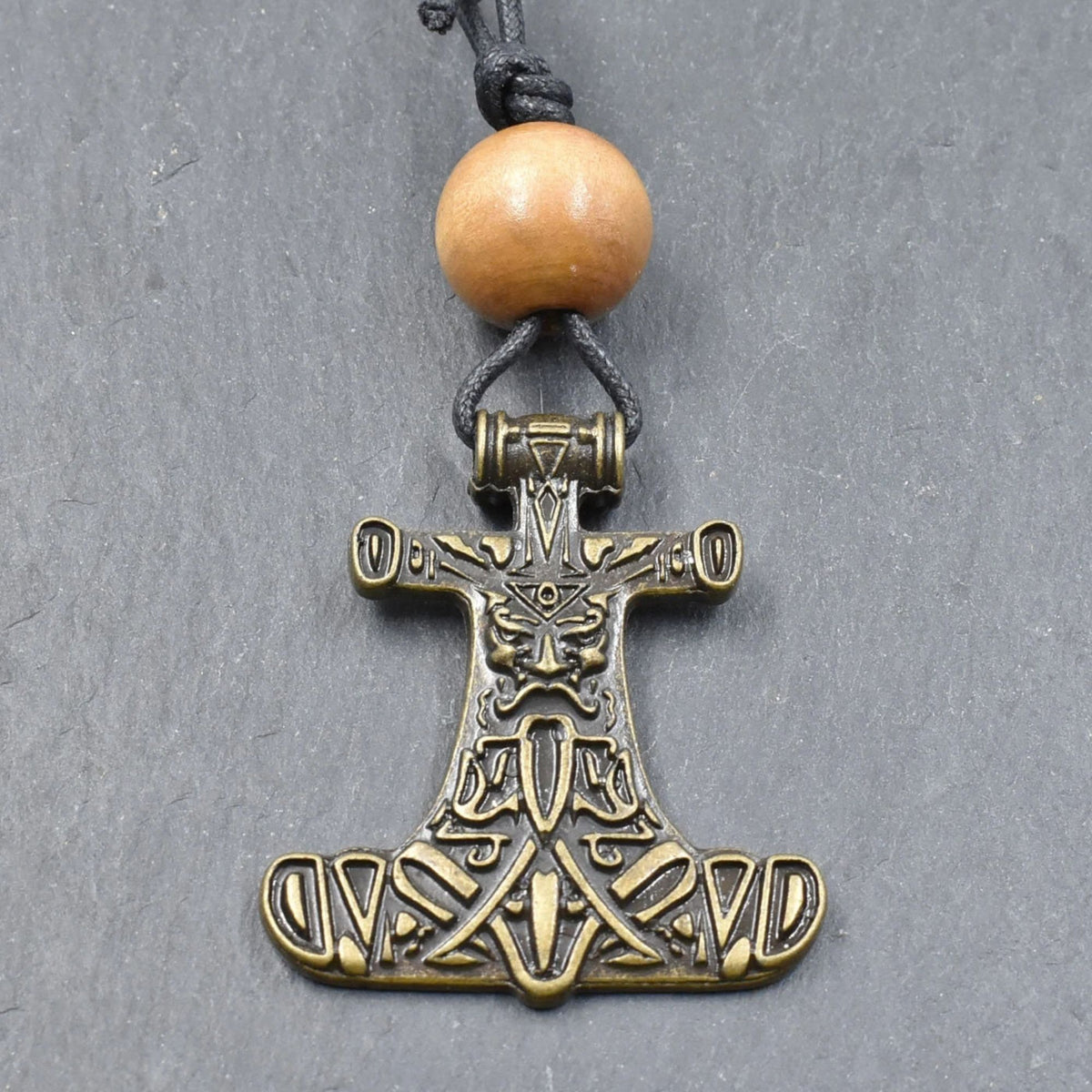 Thorshammer-Kette mit Holzperle

Ein großer bronzefarbener Mjölnir-Anhänger, eine naturfarbene Holzperle und ein schlichtes schwarzes Baumwollband bilden diese von mir zusammengestellte Thorshammer-Kette.