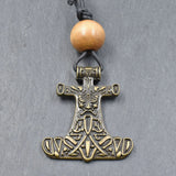 Thorshammer-Kette mit Holzperle

Ein großer bronzefarbener Mjölnir-Anhänger, eine naturfarbene Holzperle und ein schlichtes schwarzes Baumwollband bilden diese von mir zusammengestellte Thorshammer-Kette.
