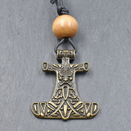 Thorshammer-Kette mit Holzperle

Ein großer bronzefarbener Mjölnir-Anhänger, eine naturfarbene Holzperle und ein schlichtes schwarzes Baumwollband bilden diese von mir zusammengestellte Thorshammer-Kette.