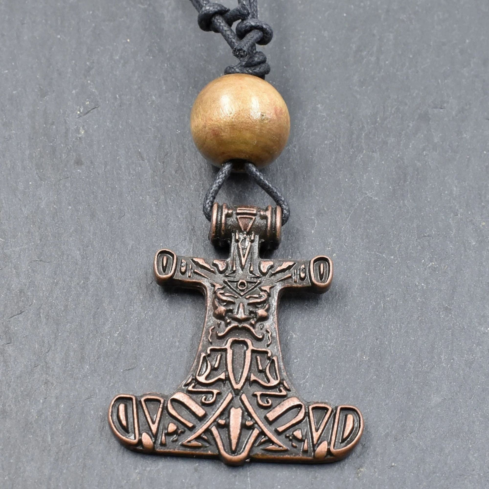Thorshammer-Kette mit Holzperle

Ein großer kupferfarbener Mjölnir-Anhänger, eine naturfarbene Holzperle und ein schlichtes schwarzes Baumwollband bilden diese von mir zusammengestellte Thorshammer-Kette.