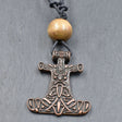 Thorshammer-Kette mit Holzperle

Ein großer kupferfarbener Mjölnir-Anhänger, eine naturfarbene Holzperle und ein schlichtes schwarzes Baumwollband bilden diese von mir zusammengestellte Thorshammer-Kette.