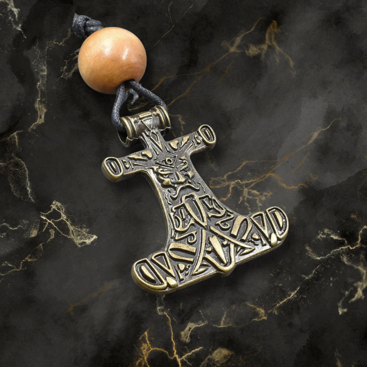 Thorshammer-Kette mit Holzperle

Ein großer Mjölnir-Anhänger, eine naturfarbene Holzperle und ein schlichtes schwarzes Baumwollband bilden diese von mir zusammengestellte Thorshammer-Kette.
