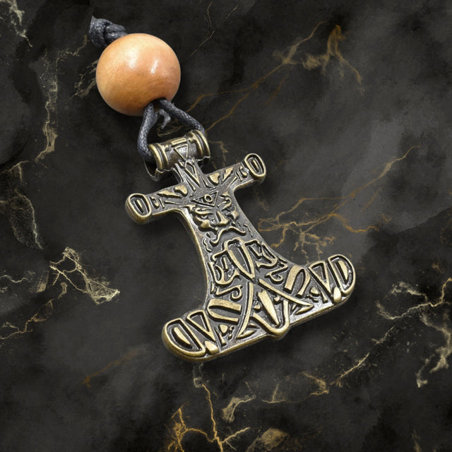 Thorshammer-Kette mit Holzperle

Ein großer Mjölnir-Anhänger, eine naturfarbene Holzperle und ein schlichtes schwarzes Baumwollband bilden diese von mir zusammengestellte Thorshammer-Kette.