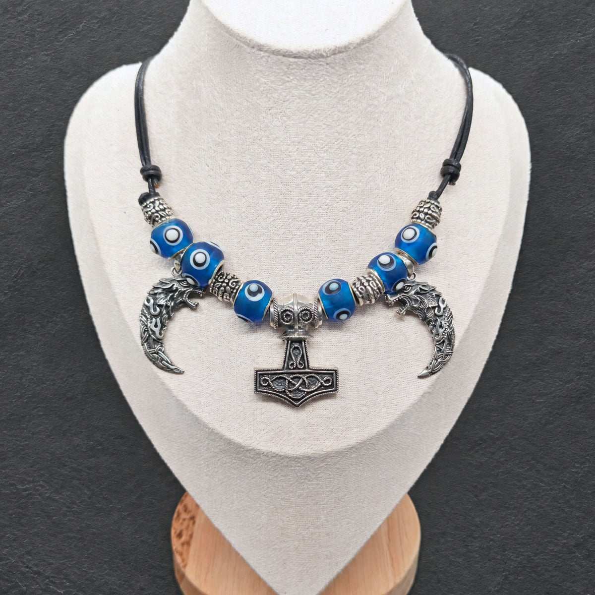 Mjölnir-Kette „Ragnar“ mit Wolfsköpfen und blauen Glasperlen