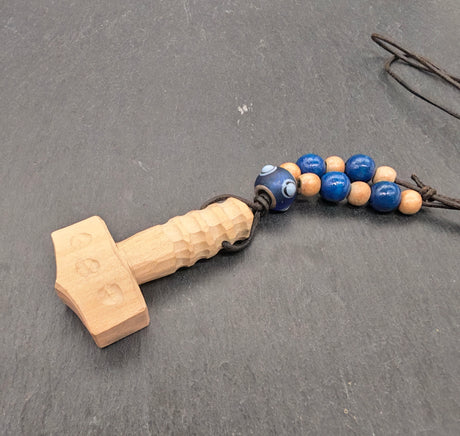 Thorshammer Kette aus Holz mit blauen Perlen - Handgeschnitzter Mjölnir