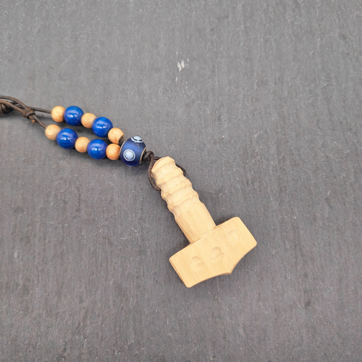 Thorshammer Kette aus Holz mit blauen Perlen - Handgeschnitzter Mjölnir