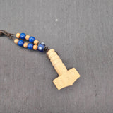 Thorshammer Kette aus Holz mit blauen Perlen - Handgeschnitzter Mjölnir