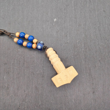 Thorshammer Kette aus Holz mit blauen Perlen - Handgeschnitzter Mjölnir