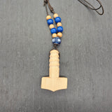 Thorshammer Kette aus Holz mit blauen Perlen - Handgeschnitzter Mjölnir