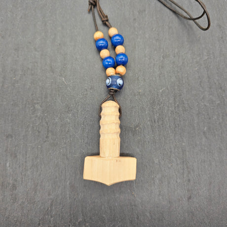 Thorshammer Kette aus Holz mit blauen Perlen - Handgeschnitzter Mjölnir