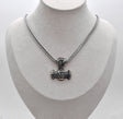 Thorshammer-Kette aus 925er Sterling Silber

Der massiv gearbeitete Thorshammer aus 925er Sterling Silber ist der Mittelpunkt dieser nordisch inspirierten Halskette.

Verschlungene Flechtornamente verzieren den Schaft des Mjölnir, während auf dem Hammerkopf eine Triskele sitzt. Die Vertiefungen sind dunkel abgesetzt und lassen die plastischen Details des Silberanhängers deutlich hervortreten.

Kombiniert ist der etwa 8,5 g schwere Anhänger mit einer 56 cm langen Fuchsschwanzkette aus Edelstahl. Geschlossen 