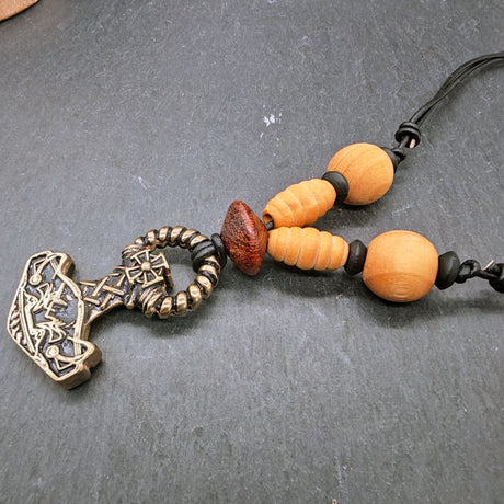 Thorshammer-Kette mit Holzperlen
