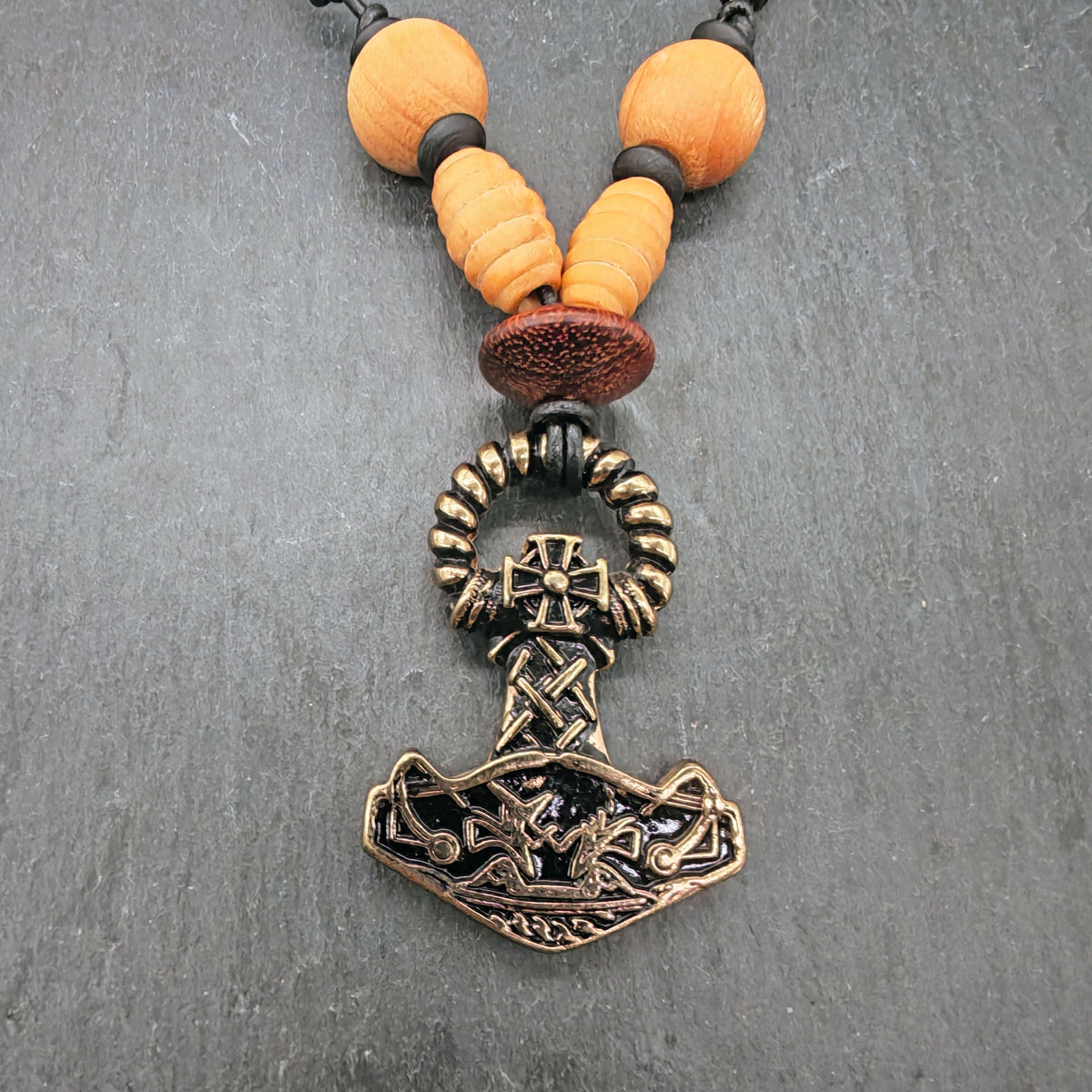 Thorshammer-Kette mit Holzperlen
