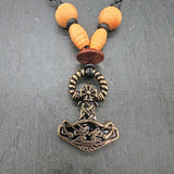 Thorshammer-Kette mit Holzperlen