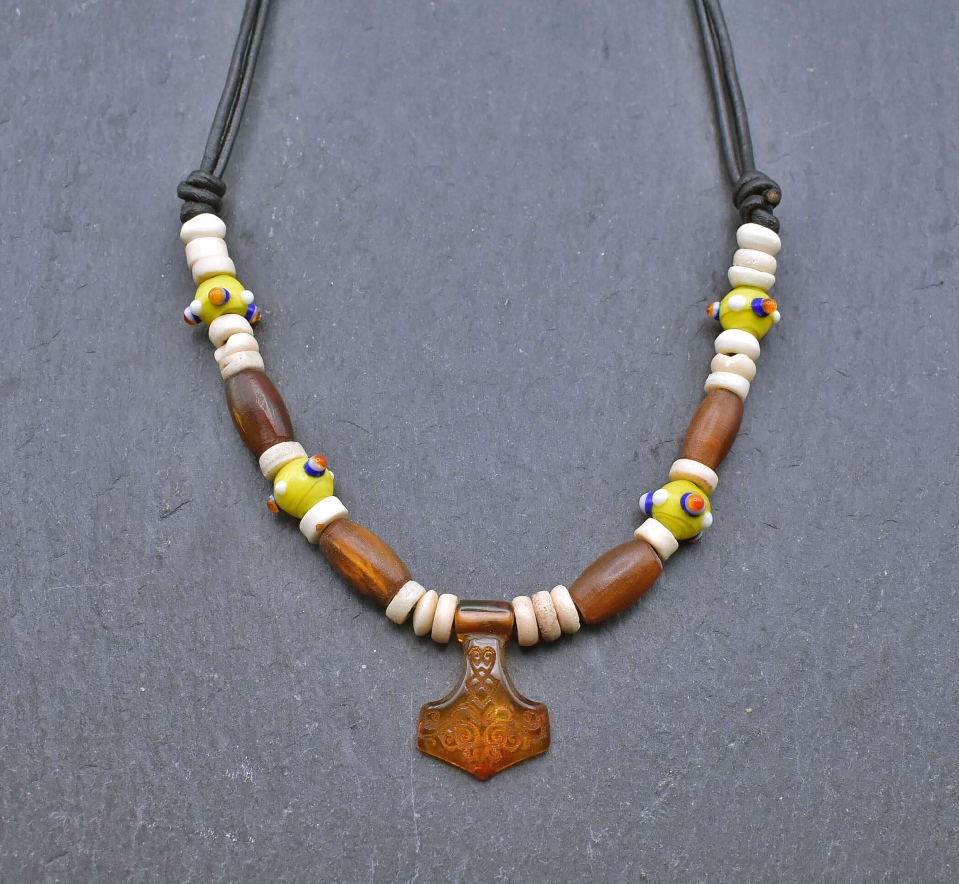 Thorshammer Bernstein Kette mit Horn- und Knochenperlen 