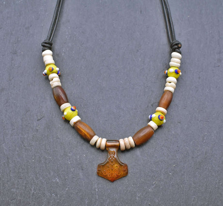 Thorshammer Bernstein Kette mit Horn- und Knochenperlen 