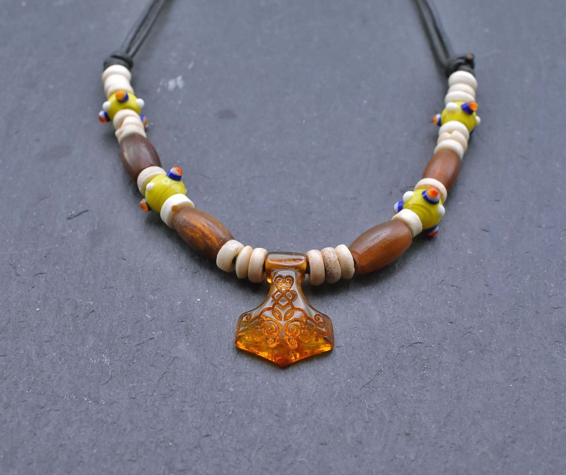 Thorshammer Bernstein Kette mit Horn- und Knochenperlen 