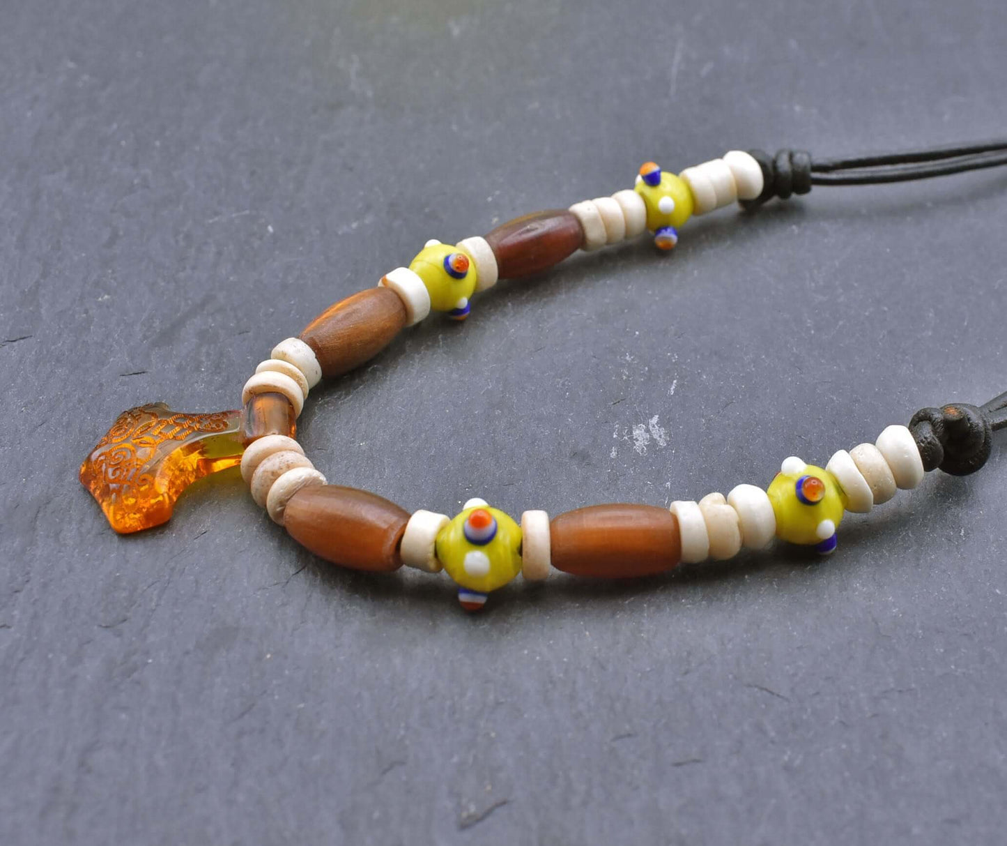 Thorshammer Bernstein Kette mit Horn- und Knochenperlen 