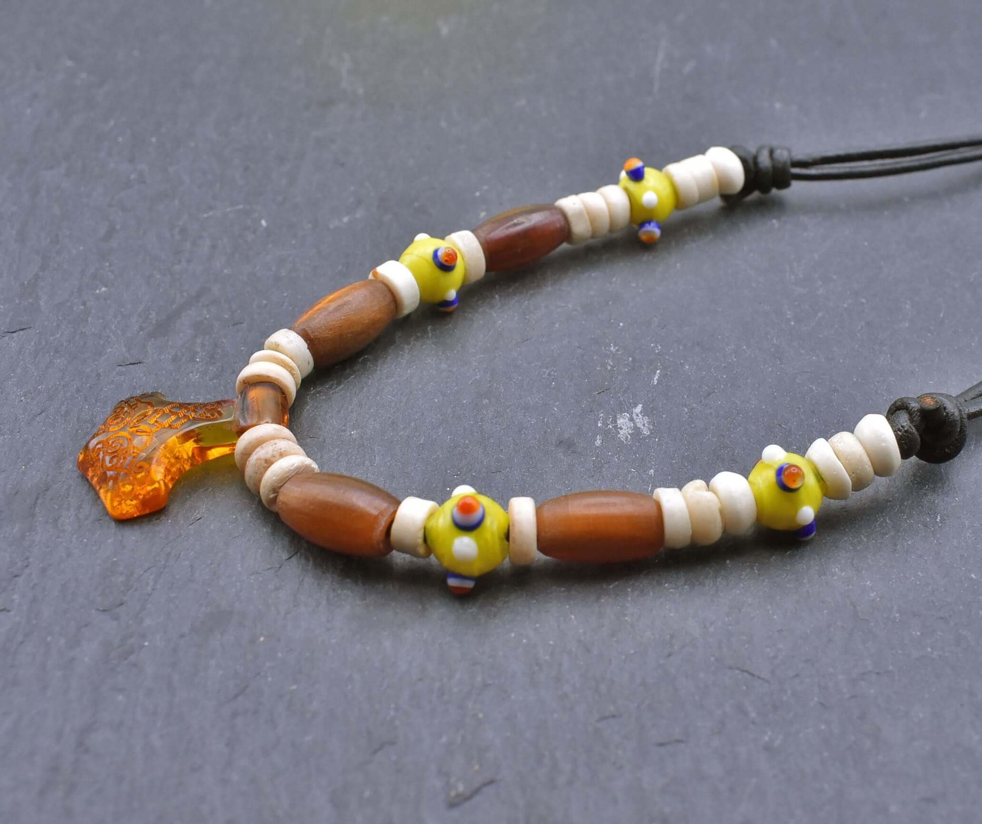 Thorshammer Bernstein Kette mit Horn- und Knochenperlen 