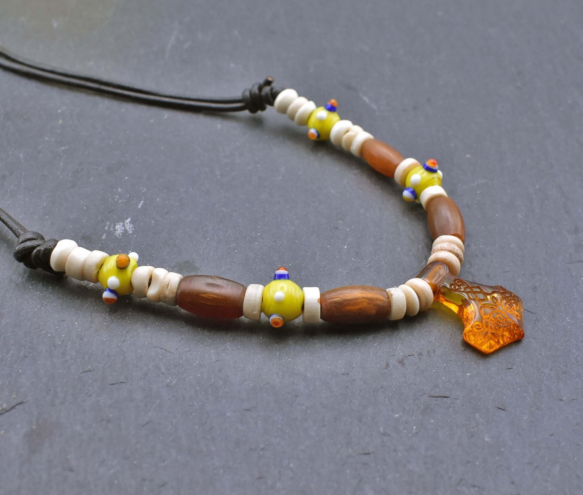 Thorshammer Bernstein Kette mit Horn- und Knochenperlen 