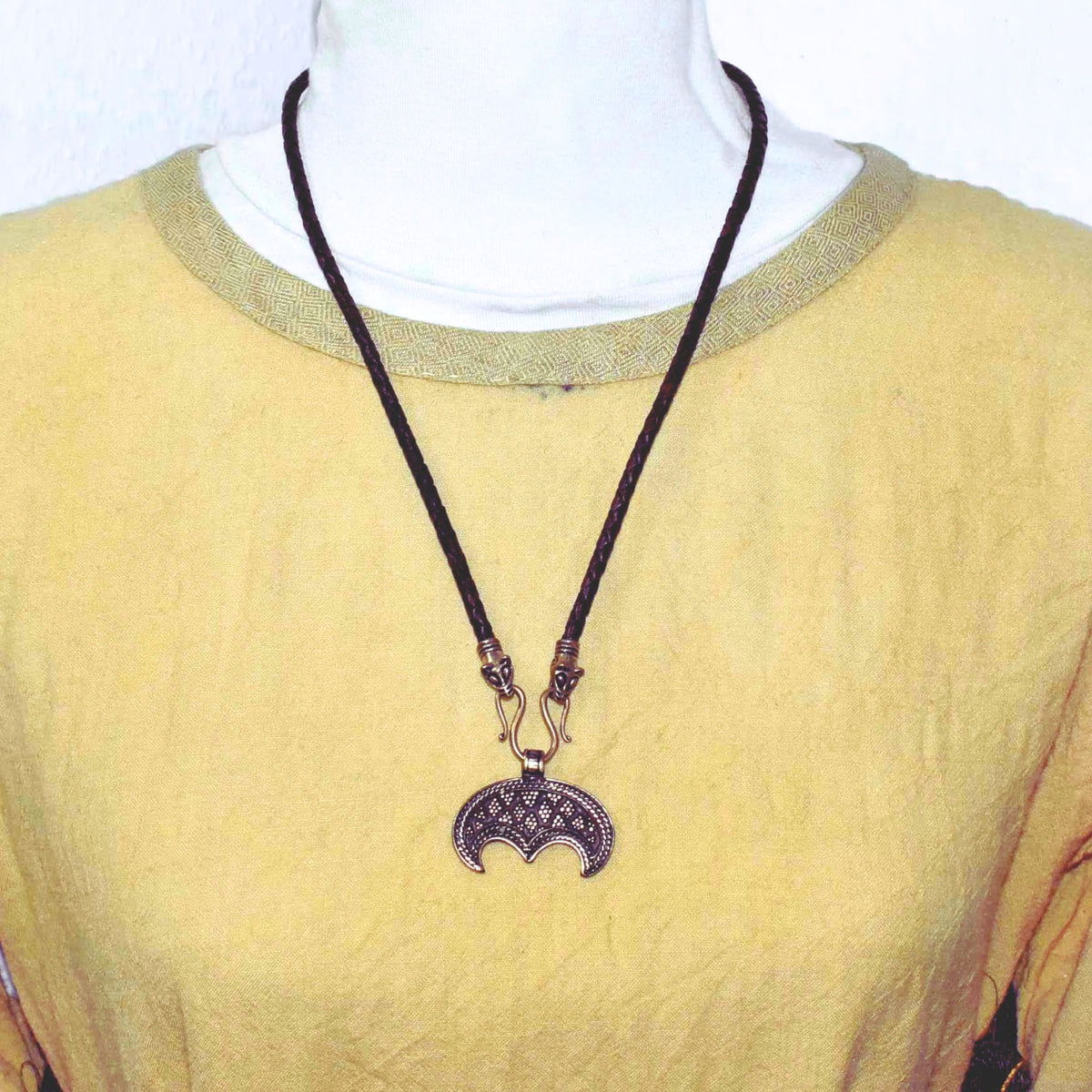 Tragebild der langen Lunula Lederkette in braun und Bronze