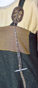 Tragebild des Gotland Hygiene Set aus versilberter Bronze von Belanas Schatzkiste