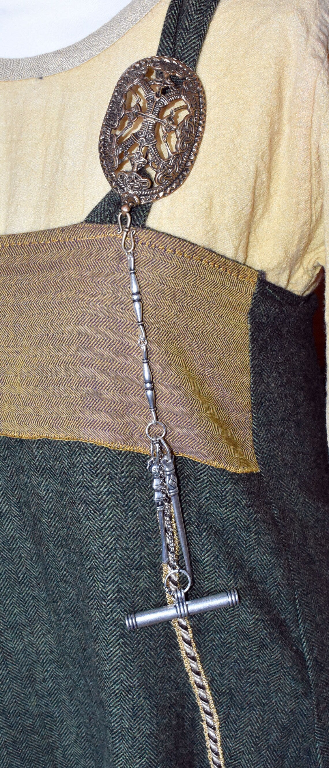 Tragebild des Gotland Hygiene Set aus versilberter Bronze von Belanas Schatzkiste