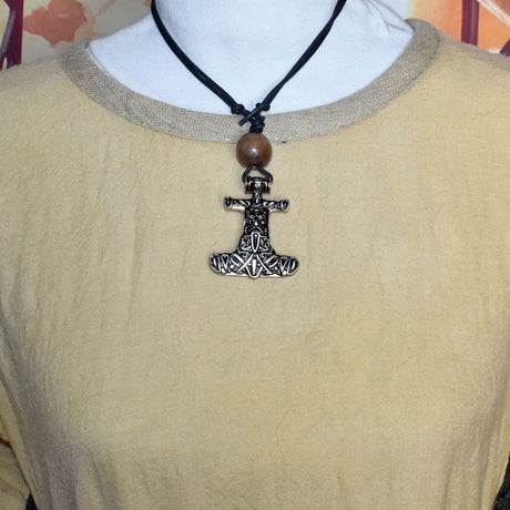 Tragebild der Thorshammer-Kette mit Holzperle