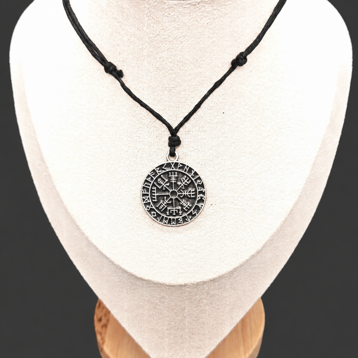 Vegvisir Kette aus Zinn – Isländisches Vegvísir Symbol mit Runen – Nordischer Anhänger am verstellbaren Band