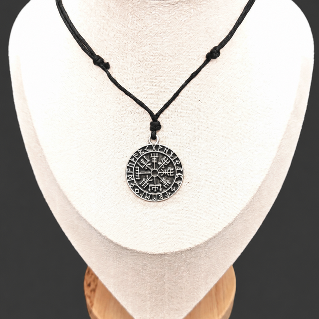 Vegvisir Kette aus Zinn – Isländisches Vegvísir Symbol mit Runen – Nordischer Anhänger am verstellbaren Band