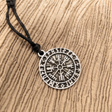 Vegvisir Kette aus Zinn – Isländisches Vegvísir Symbol mit Runen – Nordischer Anhänger am verstellbaren Band