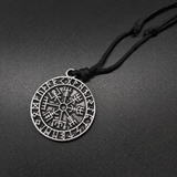 Vegvisir Kette aus Zinn – Isländisches Vegvísir Symbol mit Runen – Nordischer Anhänger am verstellbaren Band